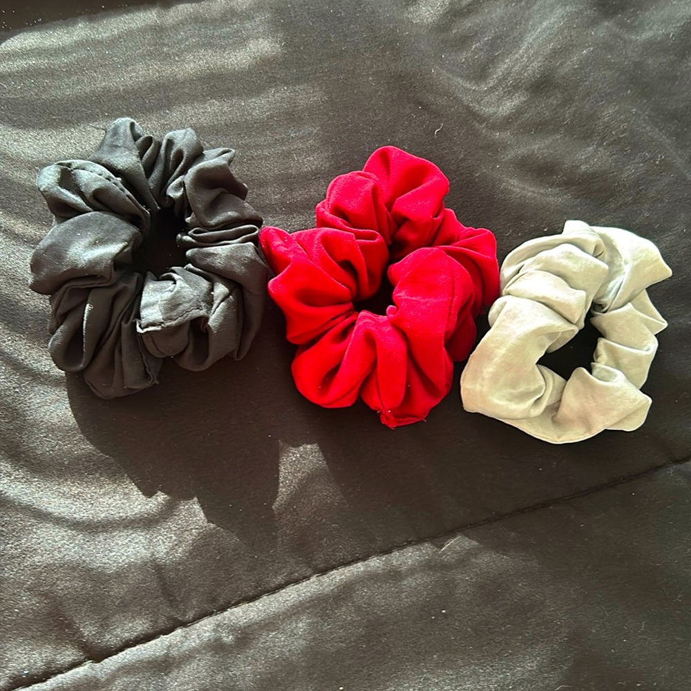 Pack of 3 scrunchies🤍